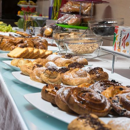 Gran Hotel Lakua Vitoria-Gasteiz Eksteriør bilde A buffet of pastries
