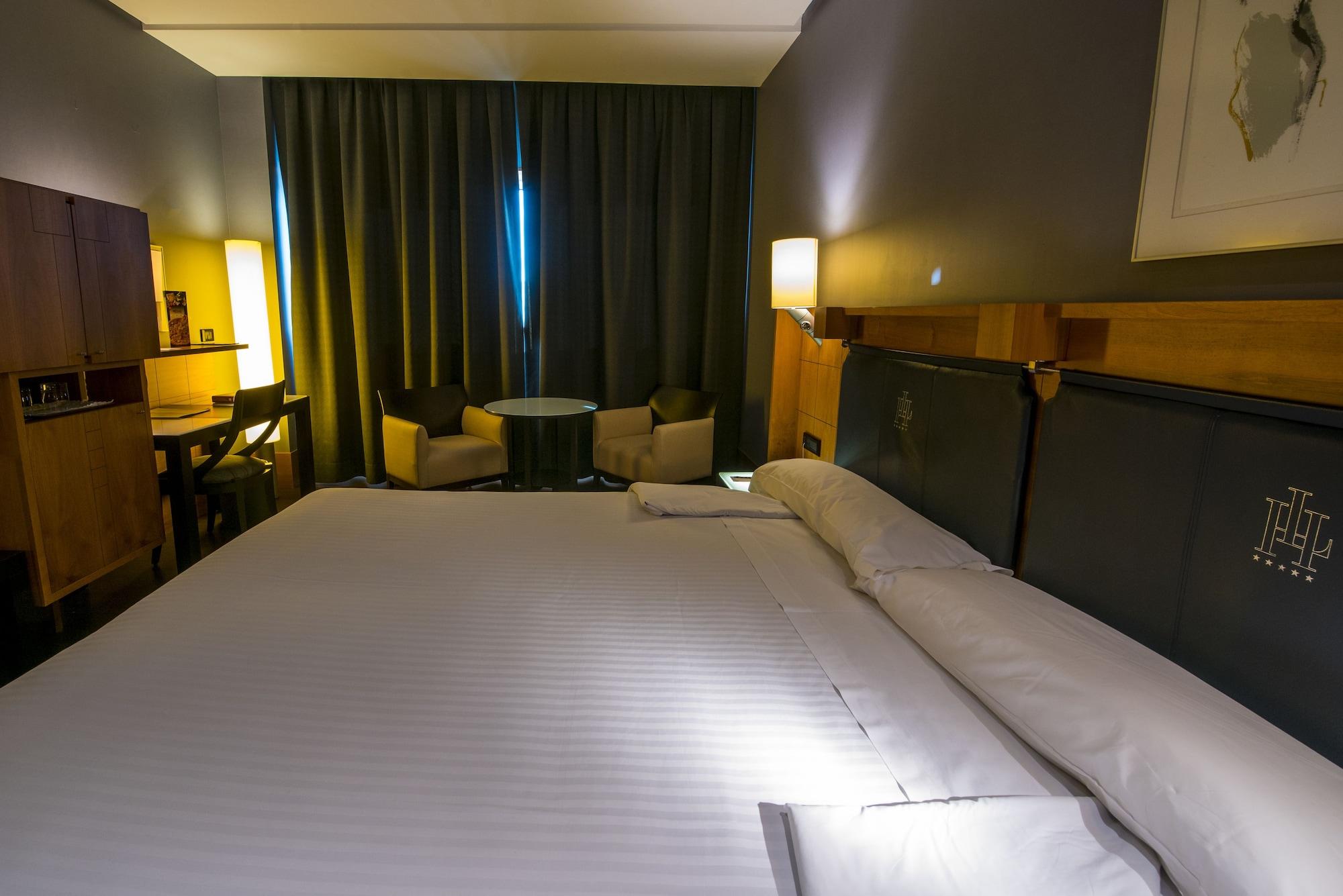 Gran Hotel Lakua Vitoria-Gasteiz Eksteriør bilde A room at the hotel