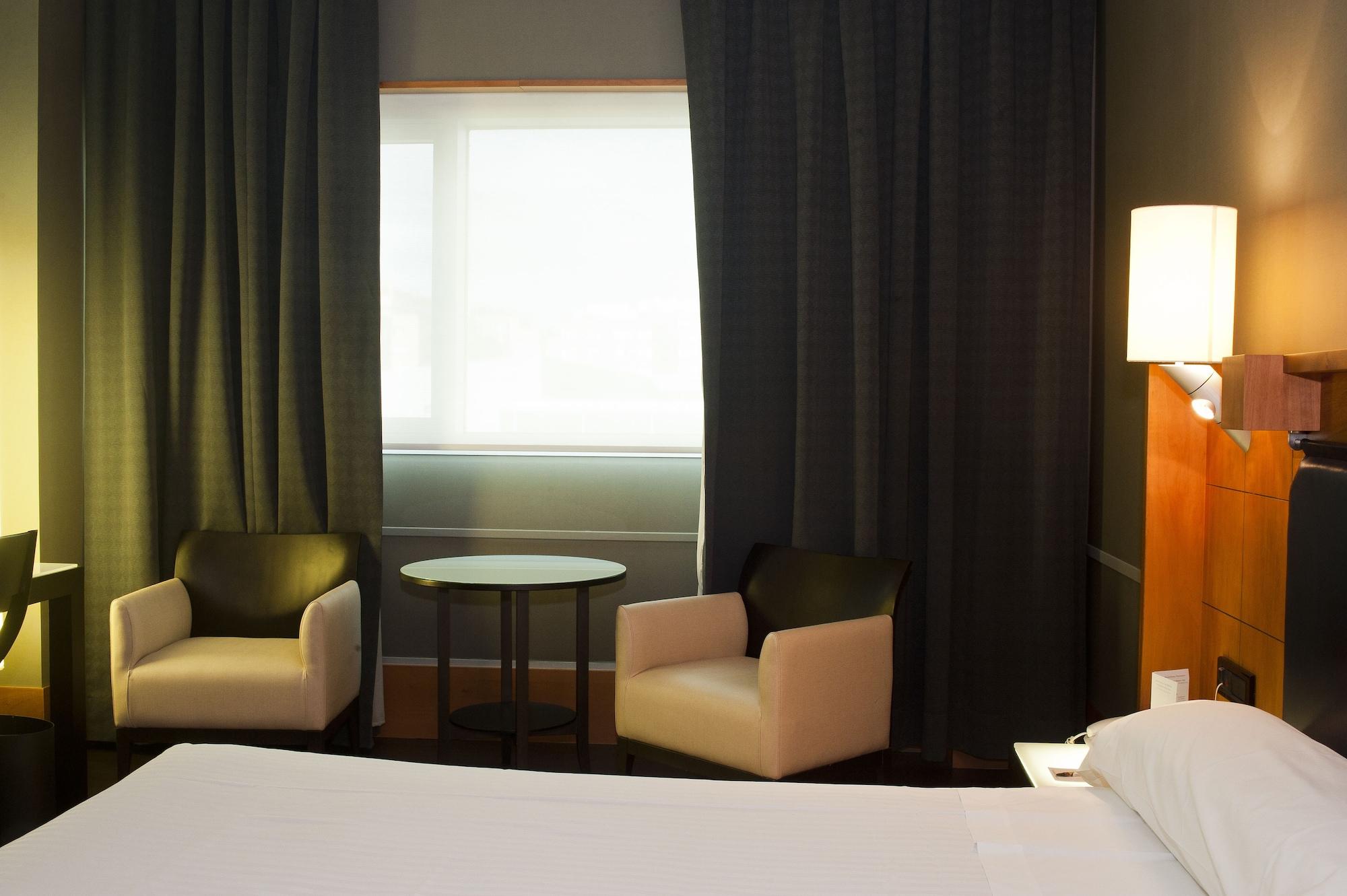Gran Hotel Lakua Vitoria-Gasteiz Eksteriør bilde A room at the hotel