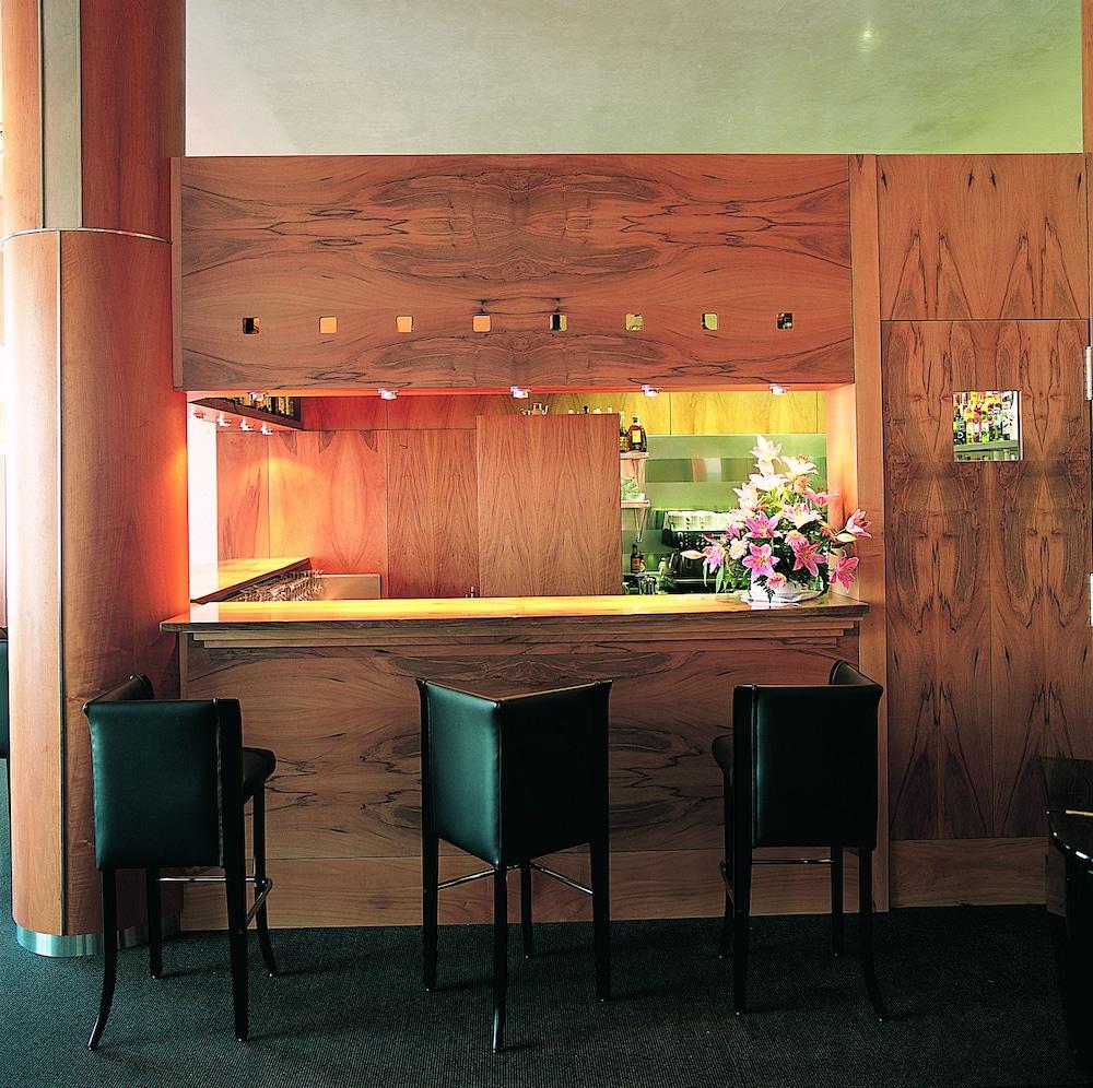 Gran Hotel Lakua Vitoria-Gasteiz Eksteriør bilde The bar at the restaurant