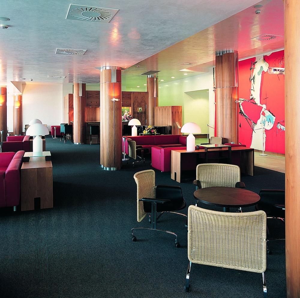 Gran Hotel Lakua Vitoria-Gasteiz Eksteriør bilde The lounge at the airport