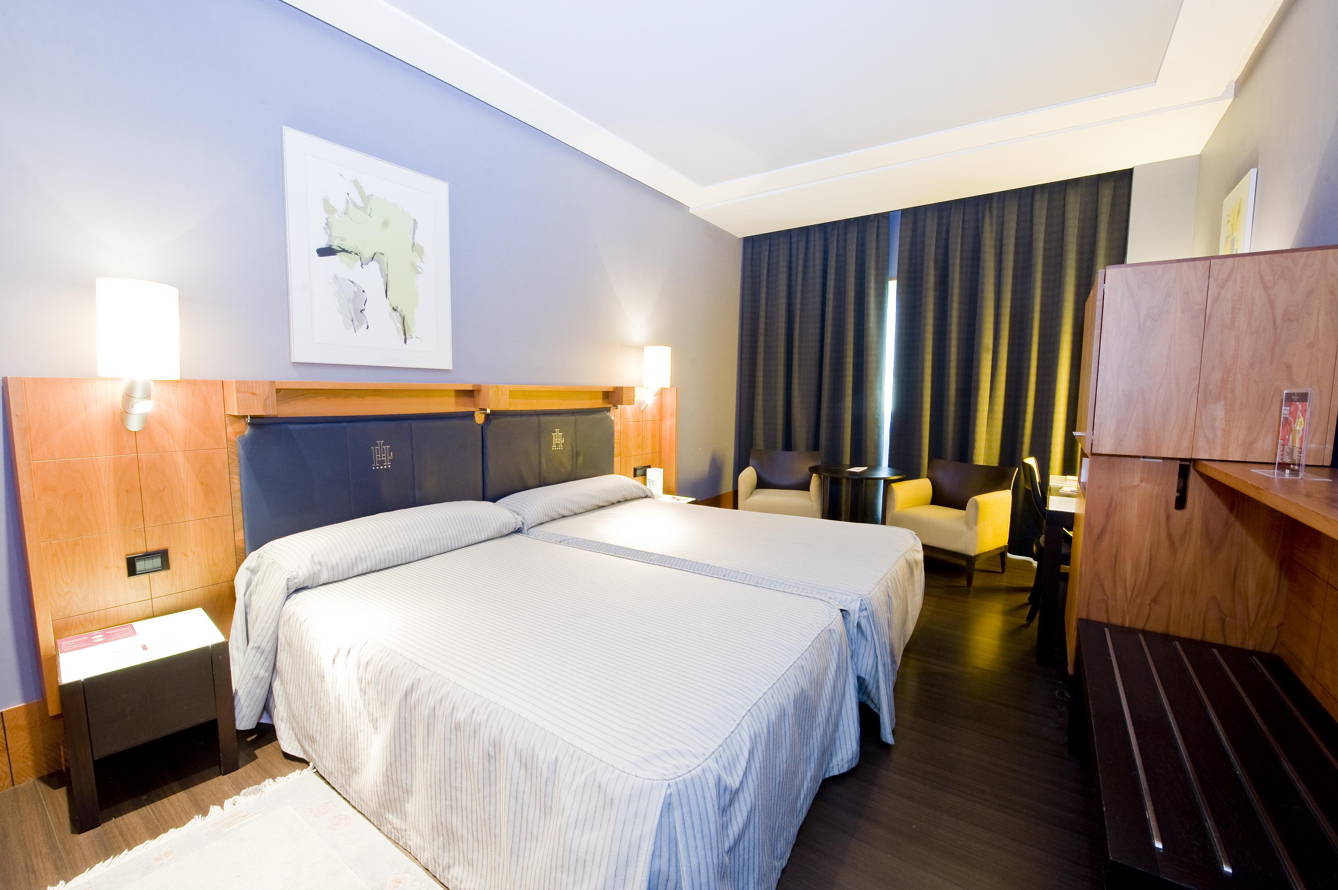 Gran Hotel Lakua Vitoria-Gasteiz Eksteriør bilde A room at the hotel