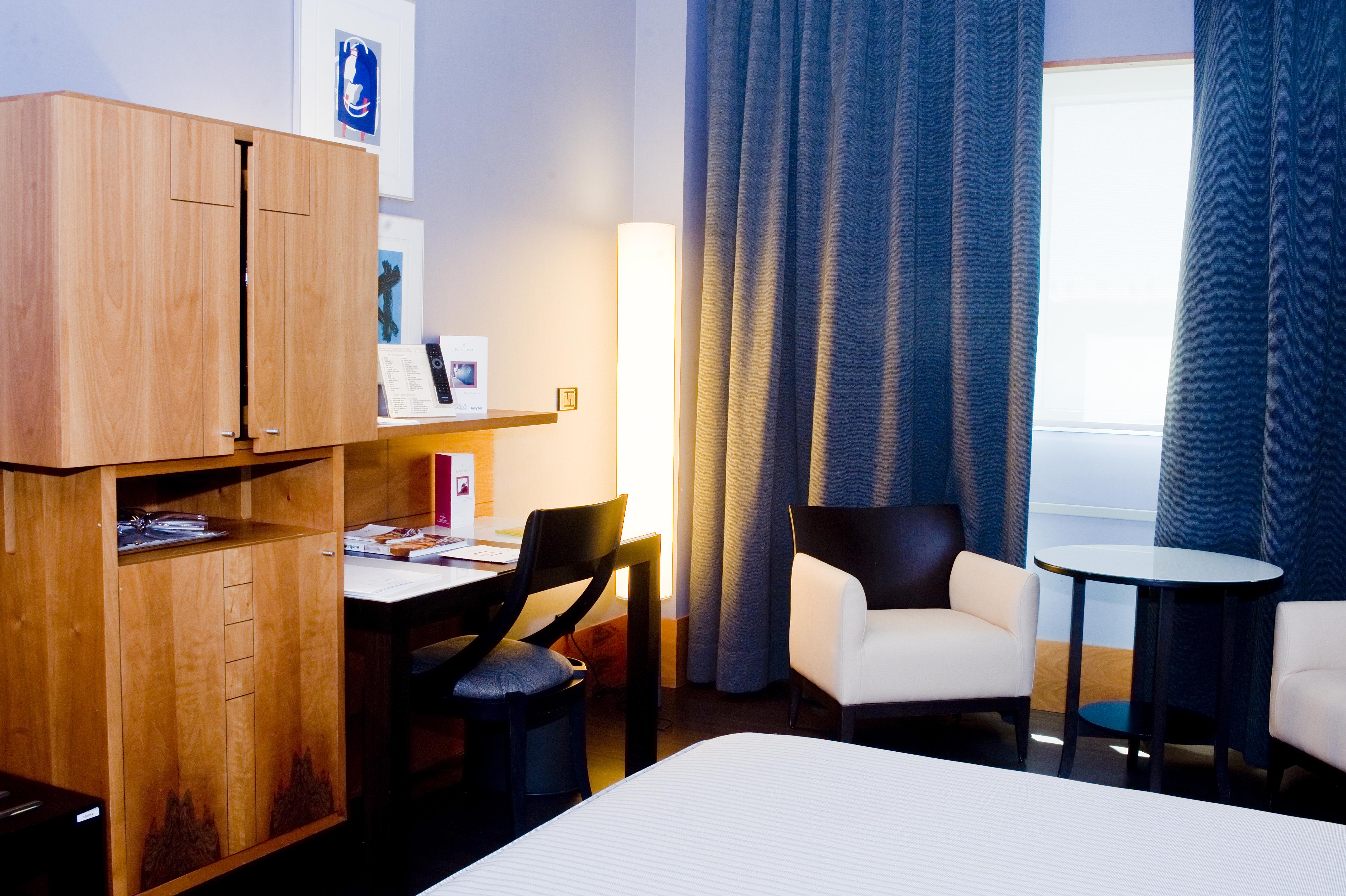 Gran Hotel Lakua Vitoria-Gasteiz Eksteriør bilde A typical room at the hotel