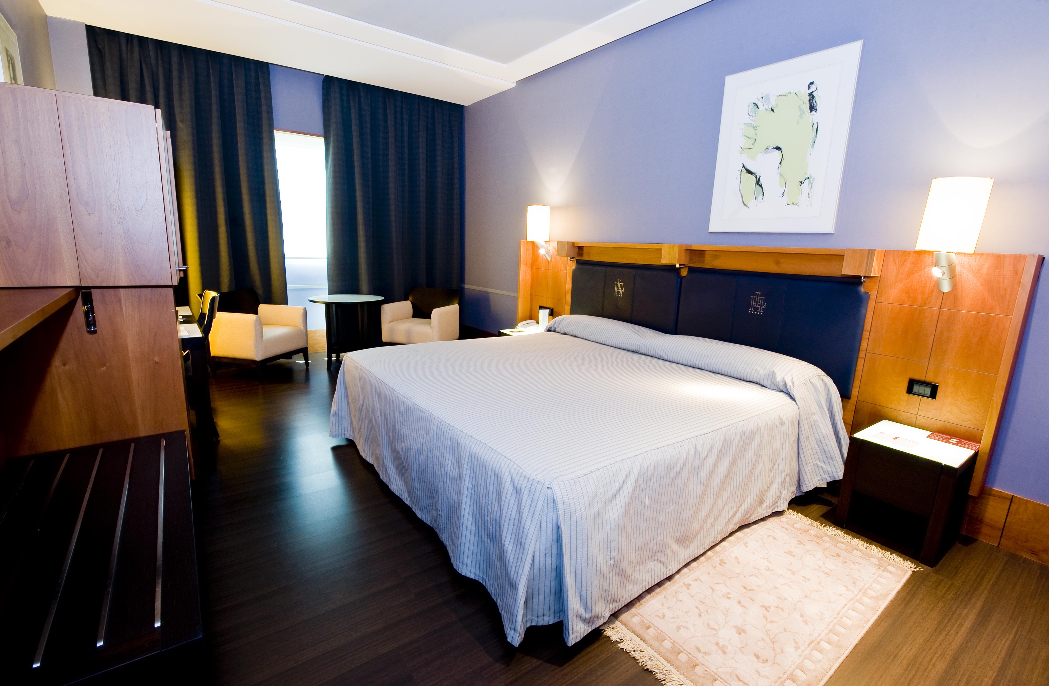 Gran Hotel Lakua Vitoria-Gasteiz Rom bilde A room at the hotel