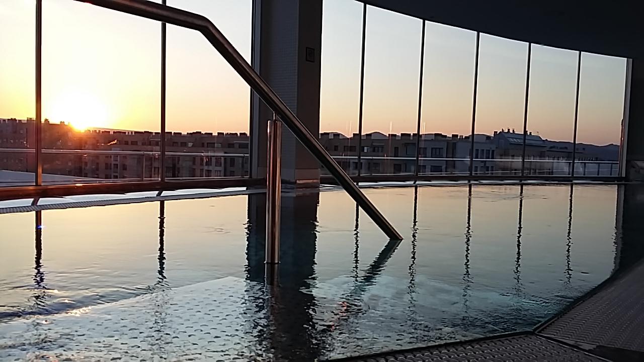 Gran Hotel Lakua Vitoria-Gasteiz Eksteriør bilde The rooftop pool at the hotel