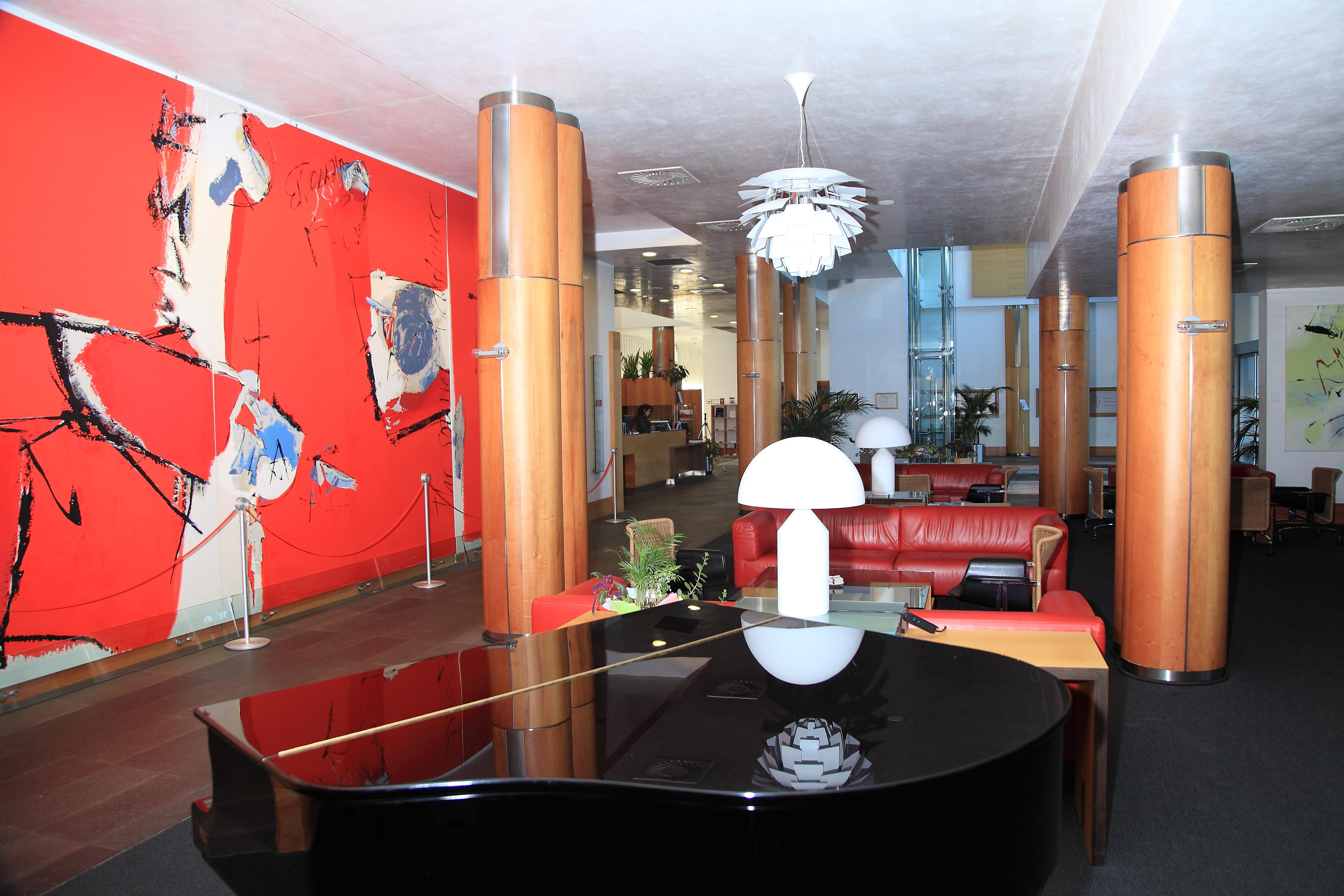 Gran Hotel Lakua Vitoria-Gasteiz Eksteriør bilde The lobby of the hotel