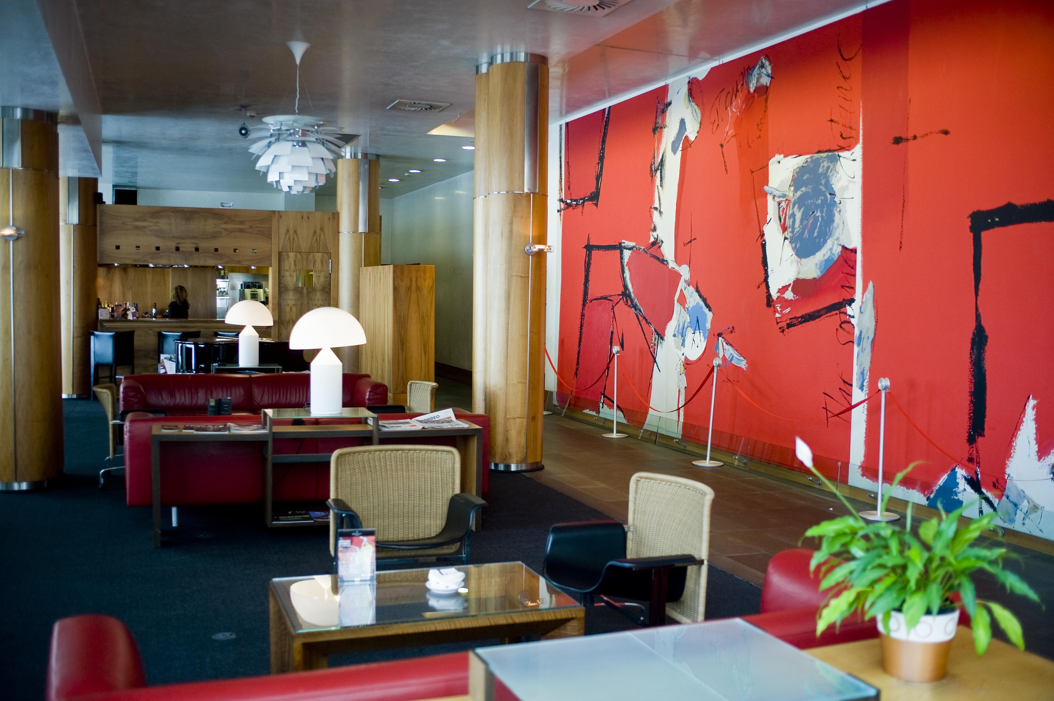 Gran Hotel Lakua Vitoria-Gasteiz Eksteriør bilde The lounge at the airport