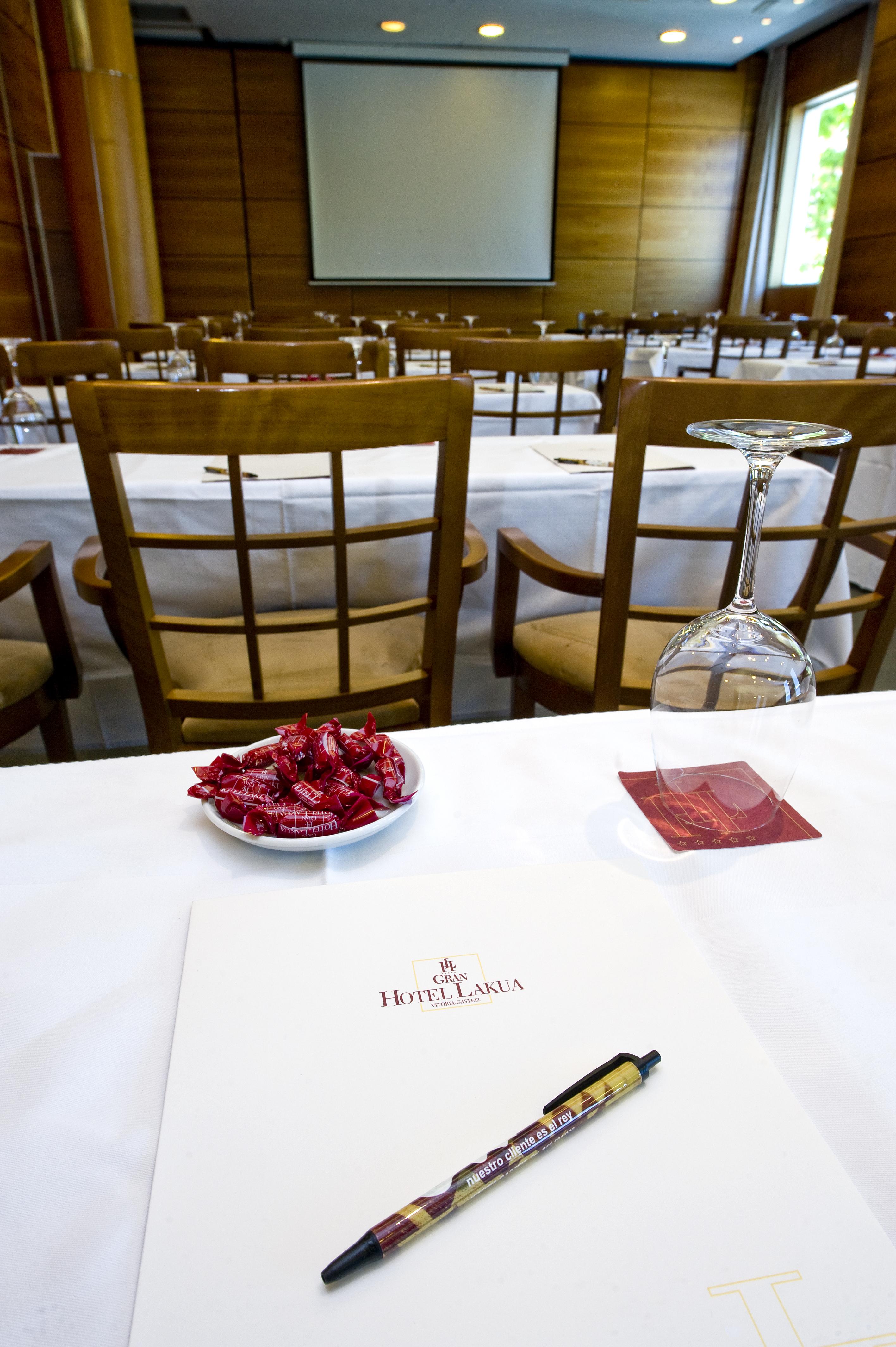 Gran Hotel Lakua Vitoria-Gasteiz Eksteriør bilde A bowl of rose petals at a wedding