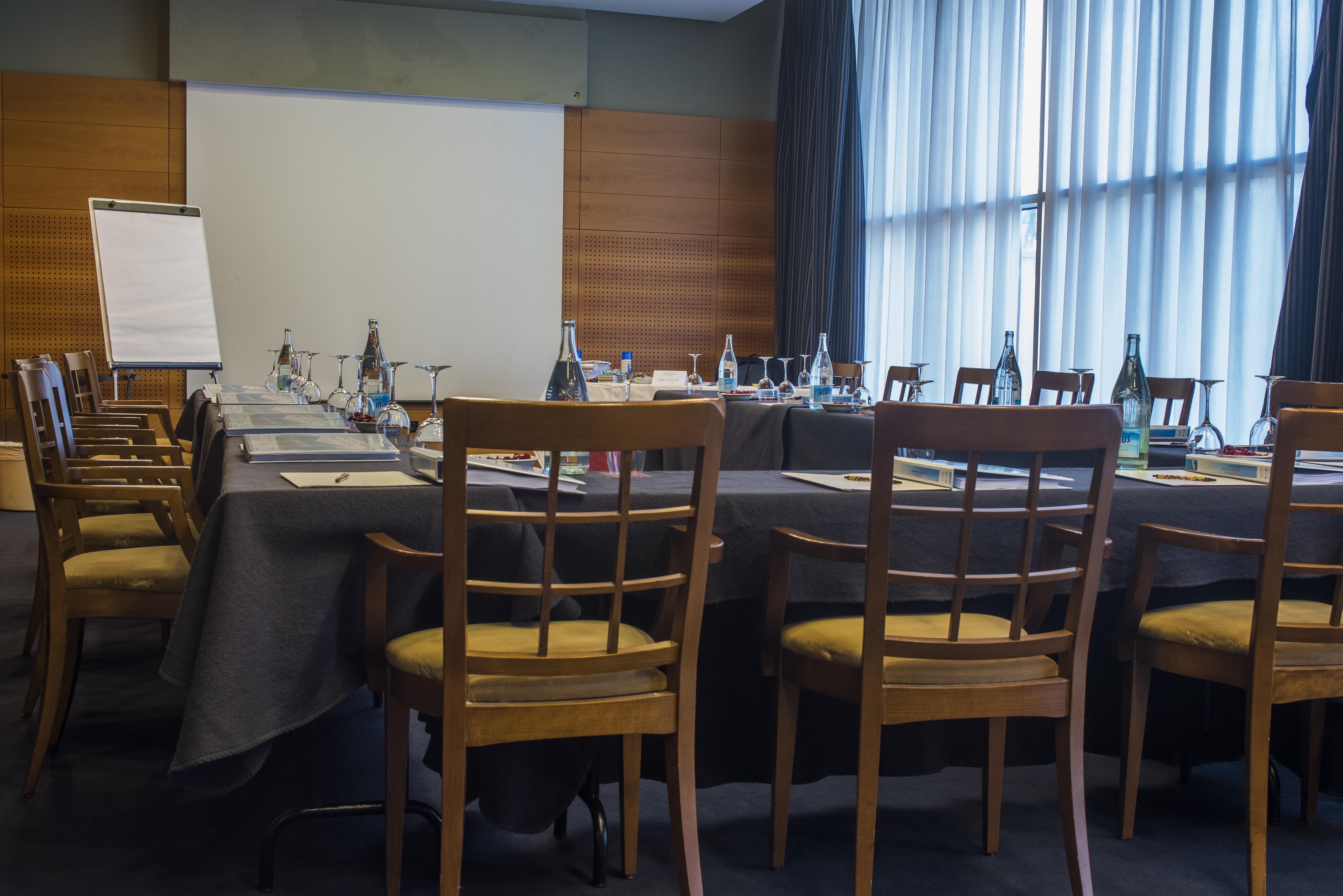 Gran Hotel Lakua Vitoria-Gasteiz Eksteriør bilde A meeting room at the hotel