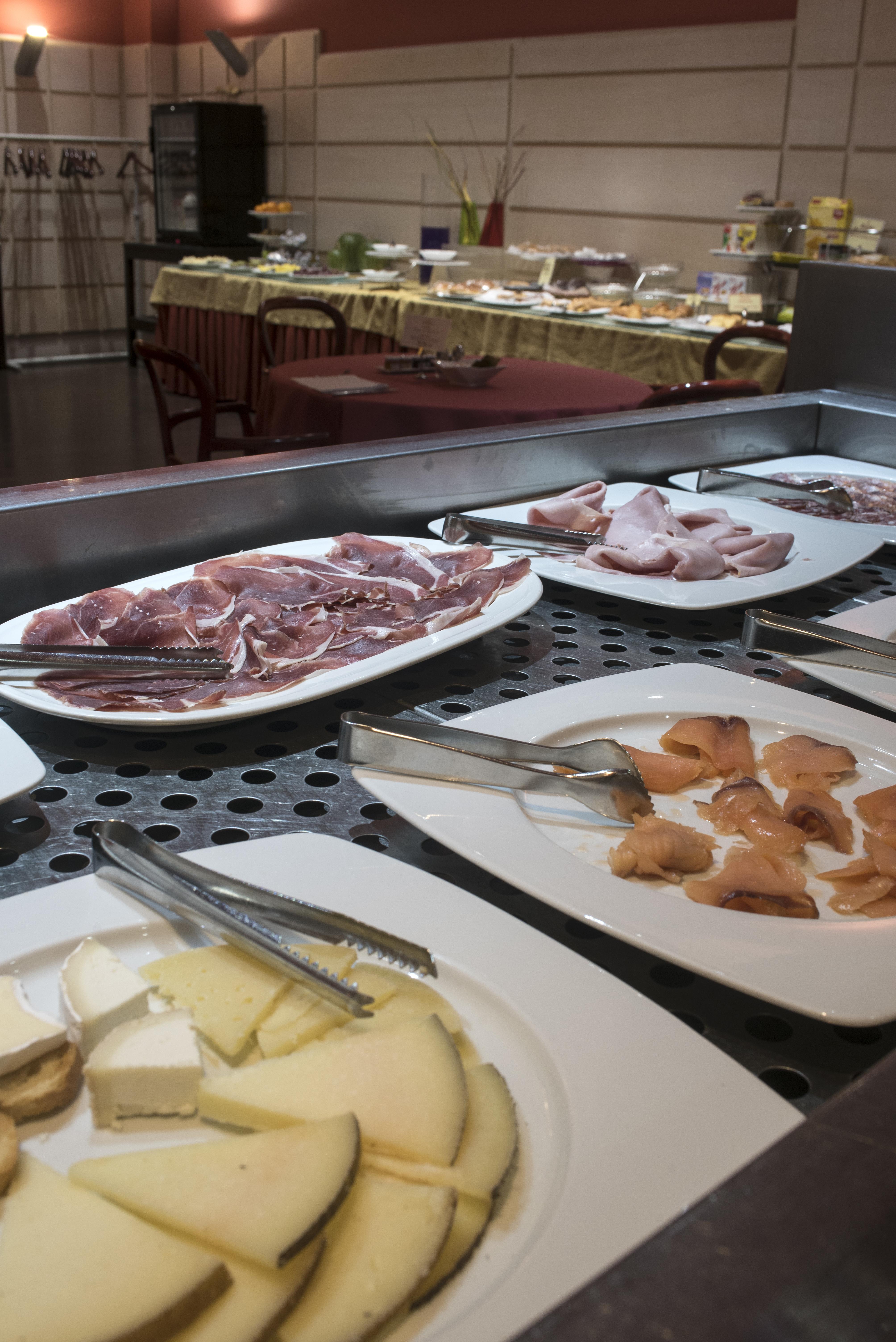 Gran Hotel Lakua Vitoria-Gasteiz Eksteriør bilde Cold cuts