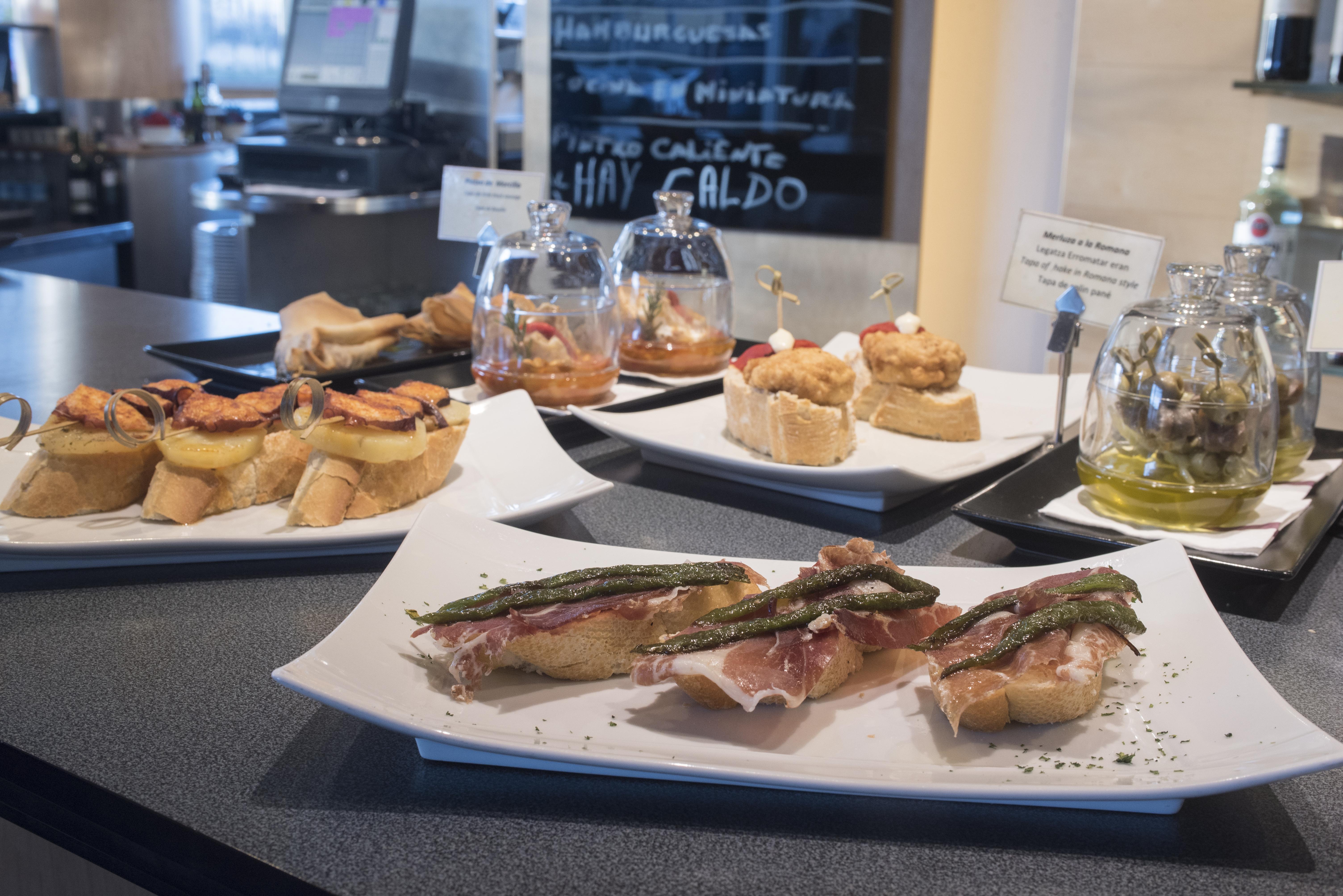 Gran Hotel Lakua Vitoria-Gasteiz Eksteriør bilde Pintxo tapas