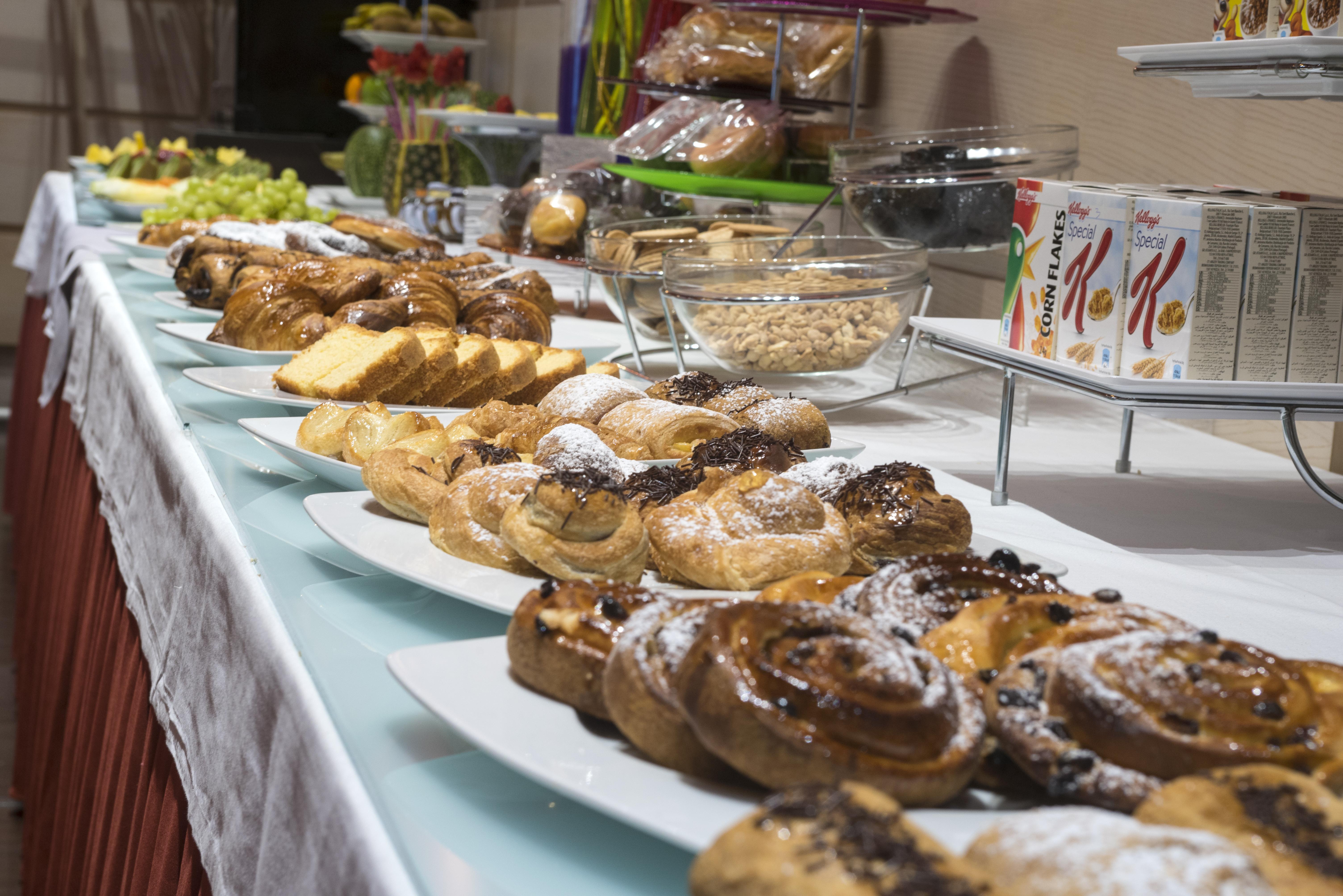 Gran Hotel Lakua Vitoria-Gasteiz Eksteriør bilde A buffet of pastries