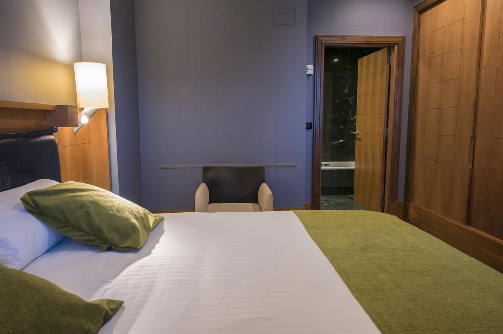 Gran Hotel Lakua Vitoria-Gasteiz Eksteriør bilde A room at the hotel