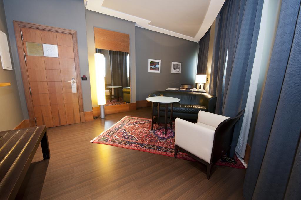 Gran Hotel Lakua Vitoria-Gasteiz Eksteriør bilde A suite at the hotel