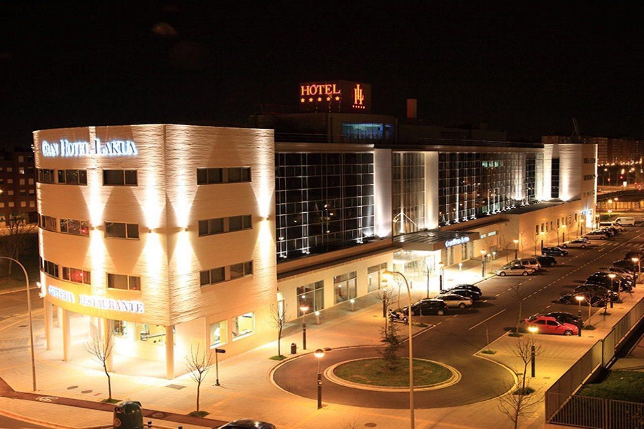 Gran Hotel Lakua Vitoria-Gasteiz Eksteriør bilde The hotel at night